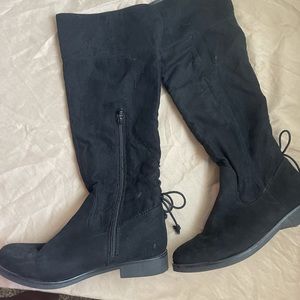 Girls boots size 4